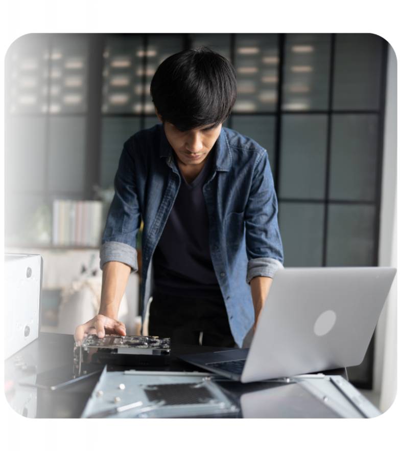 Technik pracujący nad laptopem