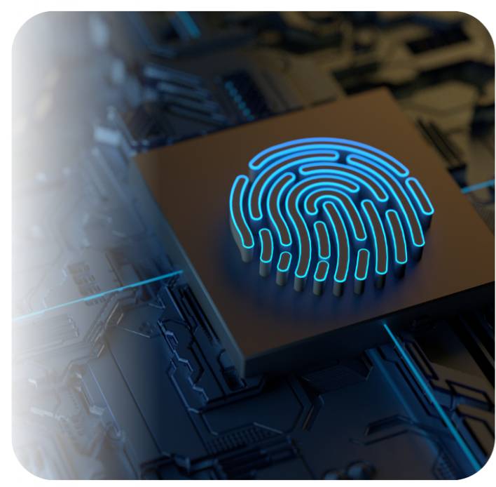 Technik pracujący nad laptopem