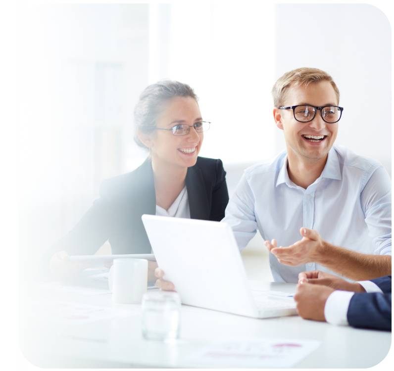 Technik pracujący nad laptopem