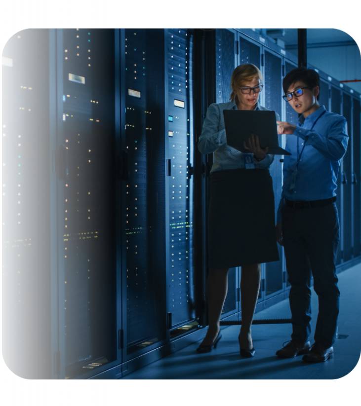 Technicy analizujący problem